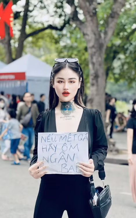 Cô nàng còn từng khiến netizen ngán ngẩm khi cầm bảng với nội dung "nếu mệt quá hãy ôm Ngân Baby" trên phố đi bộ.