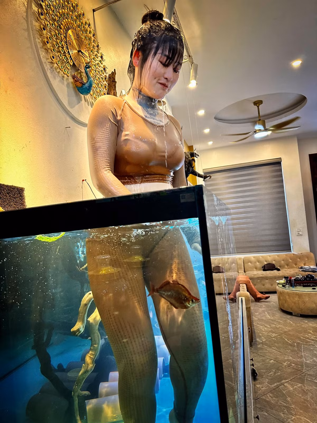 Trong đó có thể kể đến hành động ngâm mình trong bể cá để làm "nàng tiên cá" của Ngân. Những bức ảnh được chụp lại và lan truyền khiến nhiều người "ám ảnh", nhận về vô số những chỉ trích với hành động "câu view" bất chấp này.