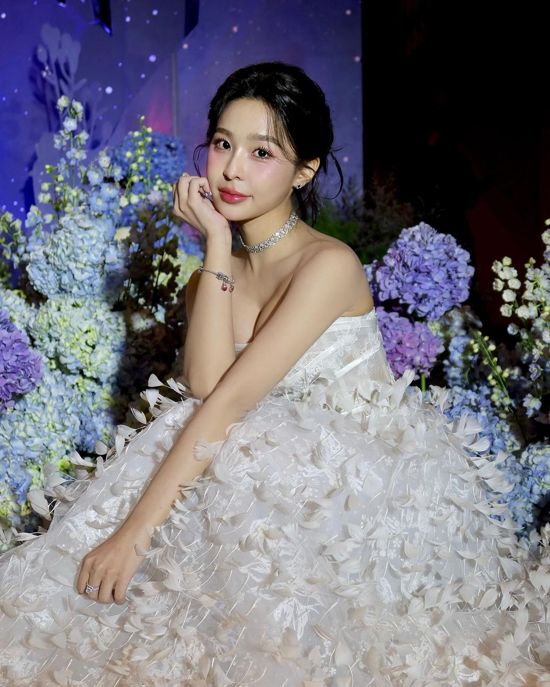 Cô nàng được netizen xuýt xoa, ngợi khen với vẻ đẹp mong manh như pha lê.