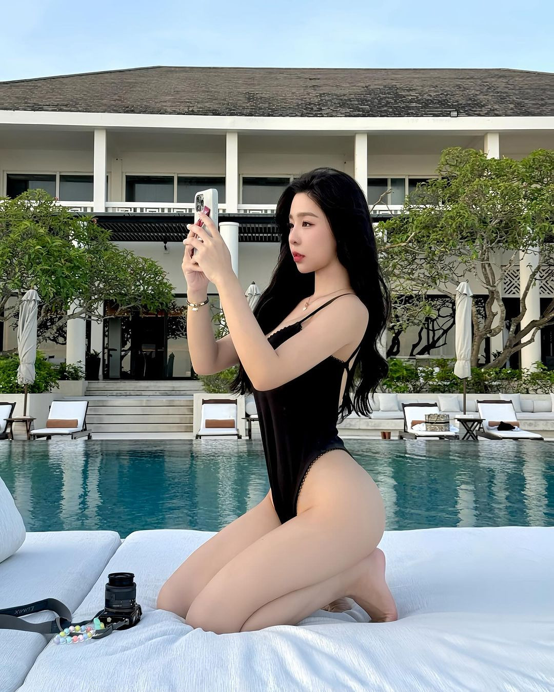 Làn da trắng mịn màng cũng là điểm mạnh của nàng Tiktoker.