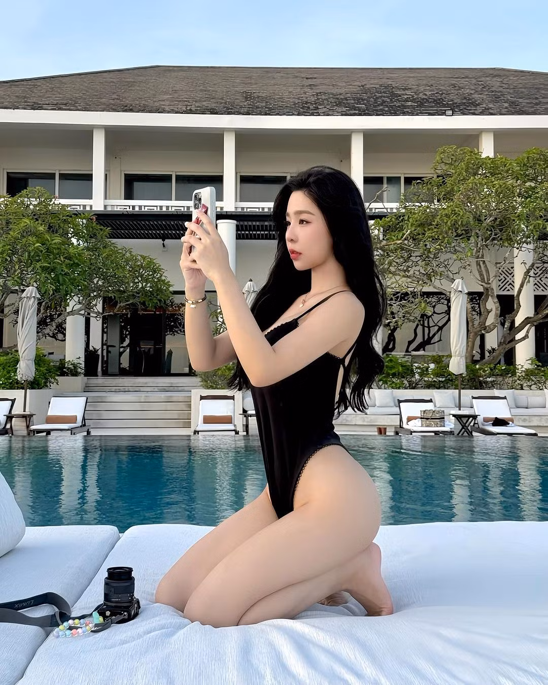 Làn da trắng mịn màng cũng là điểm mạnh của nàng Tiktoker.