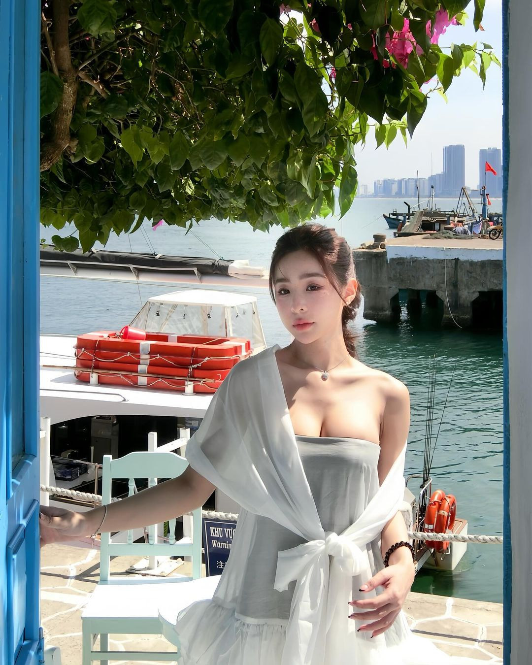 Nàng hot girl được fan yêu quý vì tính cách hài hước, nhí nhảnh, thường xuyên tương tác với fan.