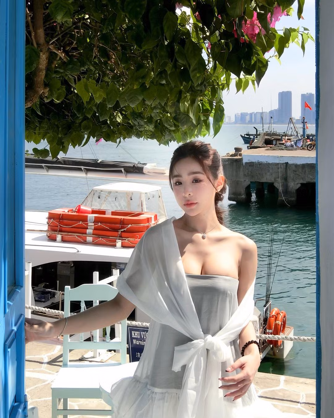 Nàng hot girl được fan yêu quý vì tính cách hài hước, nhí nhảnh, thường xuyên tương tác với fan.