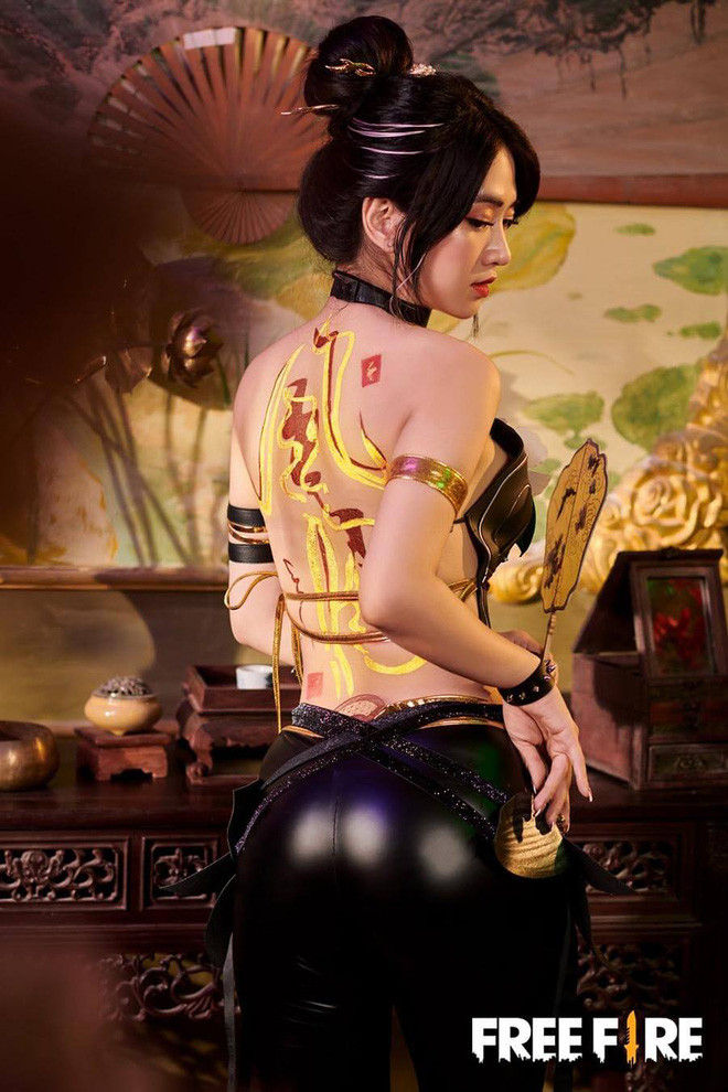 Dưới màn hoá trang của hot TikToker, Caroline trong Free Fire như bước ra đời thật.