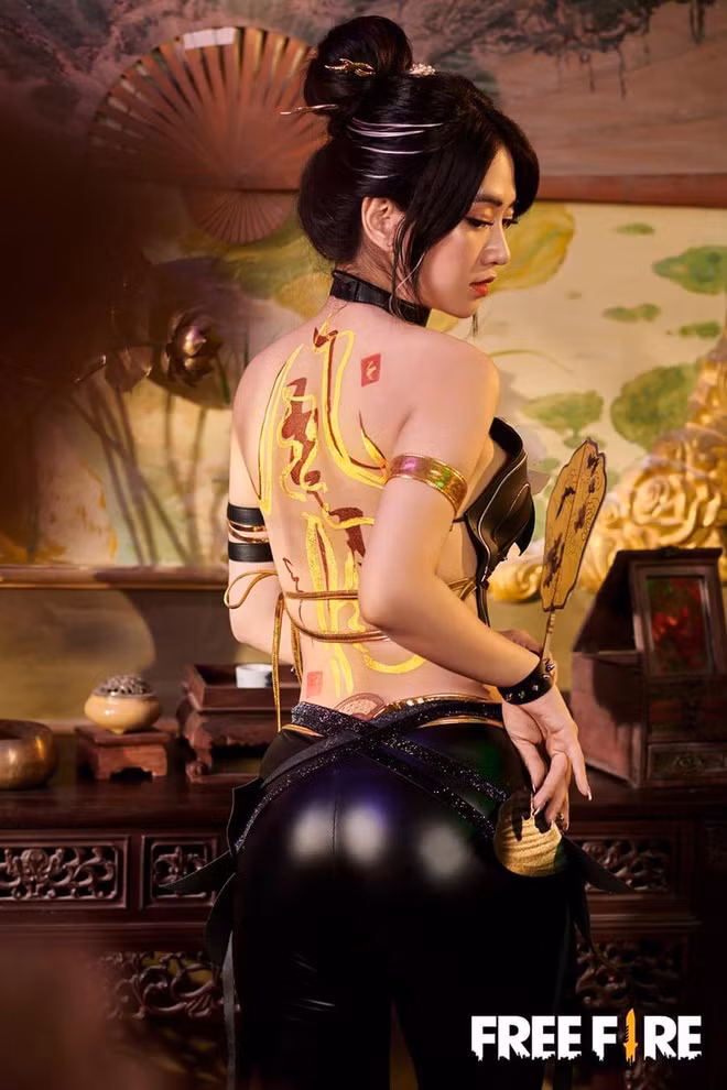 Dưới màn hoá trang của hot TikToker, Caroline trong Free Fire như bước ra đời thật.