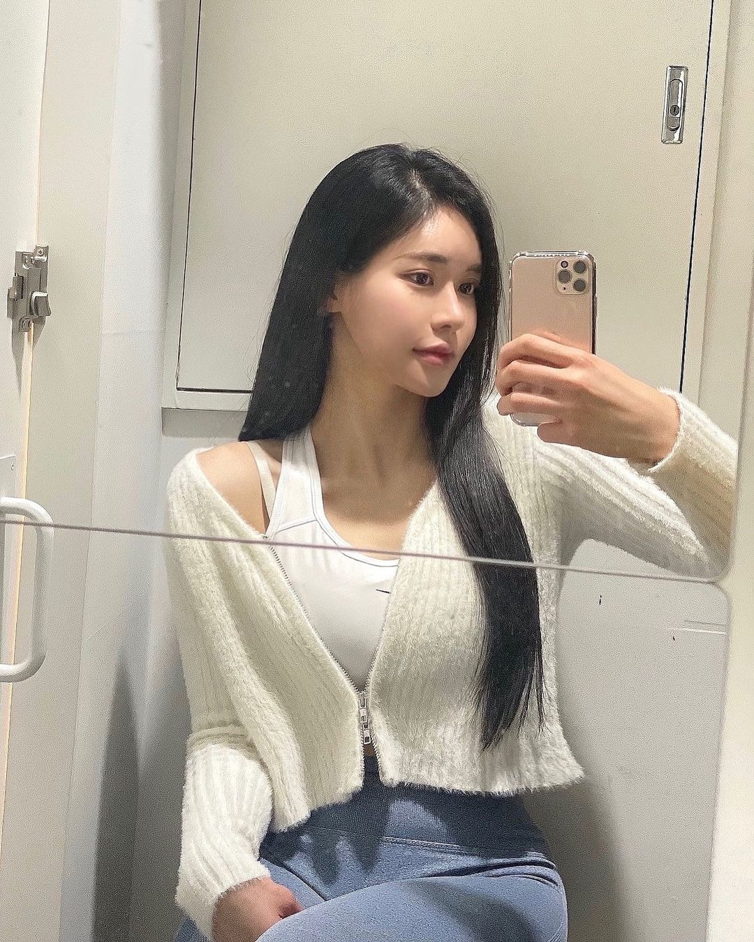 Vòng 1 cùng vòng 3 khủng của cô nàng thu hút mọi ánh nhìn người đối diện.