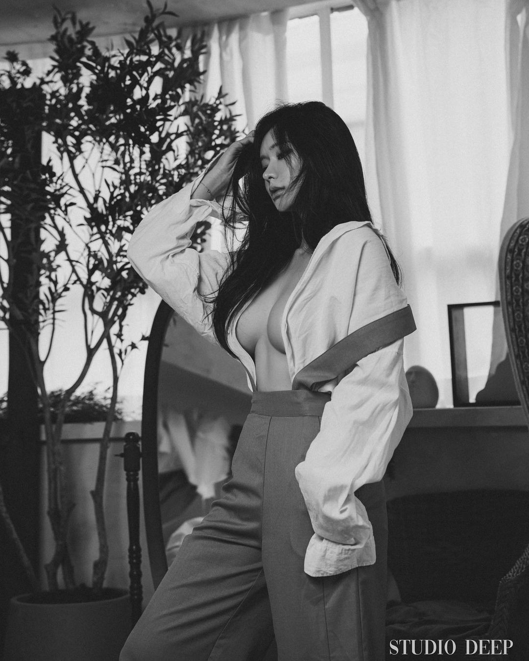 Những tấm ảnh theo mốt không nội y của nàng hot girl khiến nhiều người không thể rời mắt.