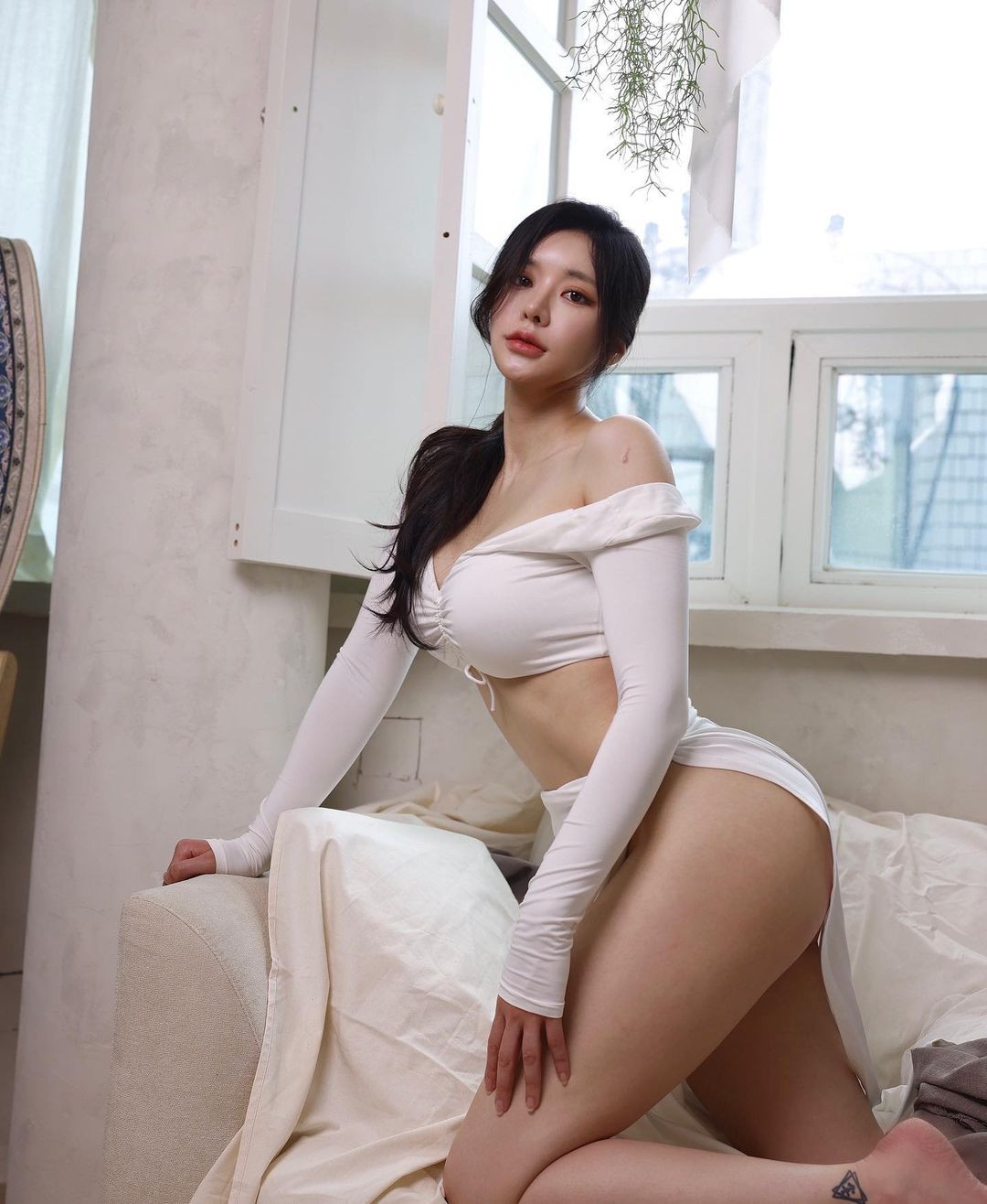 Mỗi ngày, Oh Hye Soo đều dành thời gian đến phòng gym, Pilates. Hình tượng cá tính nhưng không quá lố của người đẹp nhận nhiều bình luận tích cực trên mạng xã hội.