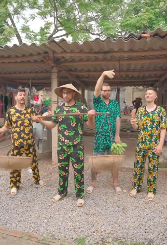 Hình ảnh những "anh Tây" nhập gia tùy tục không chỉ có ở Trung Quốc mà ở Việt Nam, không ít lần nhiều người bắt gặp những hình ảnh tương tự đối với đoàn khách du lịch. Như những thanh niên này tự tin diện trang phục của bà, của mẹ, thậm chí còn mang đòn gánh khiến nhiều khiến được phen cười nghiêng ngả.