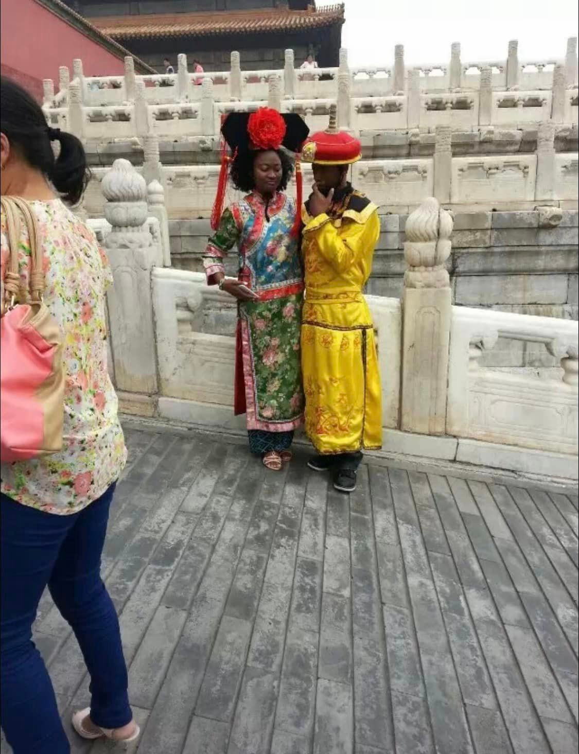 Điều này khiến nhiều người vô cùng thích thú, bởi phong thái, hình thể vốn không thực sự ăn nhập với trang phục phương Đông, lại tạo nên nét vô cùng đáng yêu.