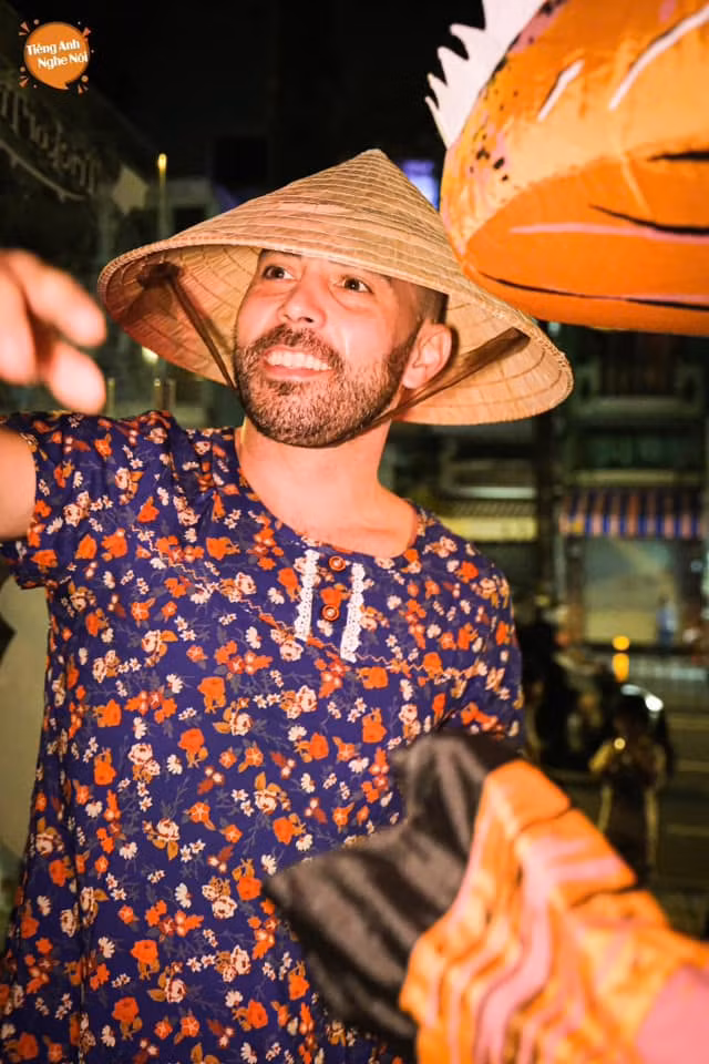 Hay như "anh Tây" này thì mang nón lá, mặc đồ bộ với họa tiết "cực kỳ Việt Nam".