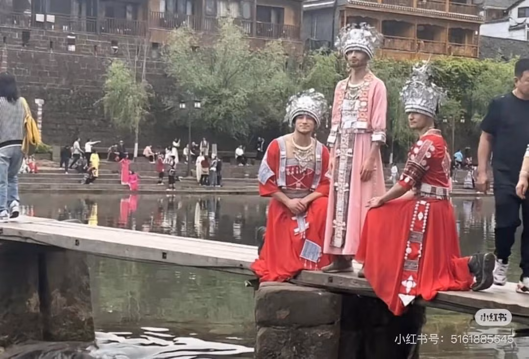 Điều đặc biệt, nhiều người đàn ông phương Tây còn lựa chọn trang phục phụ nữ của một dân tộc ở Trung Quốc để diện khiến người xem không biết nên cười hay bất lực.