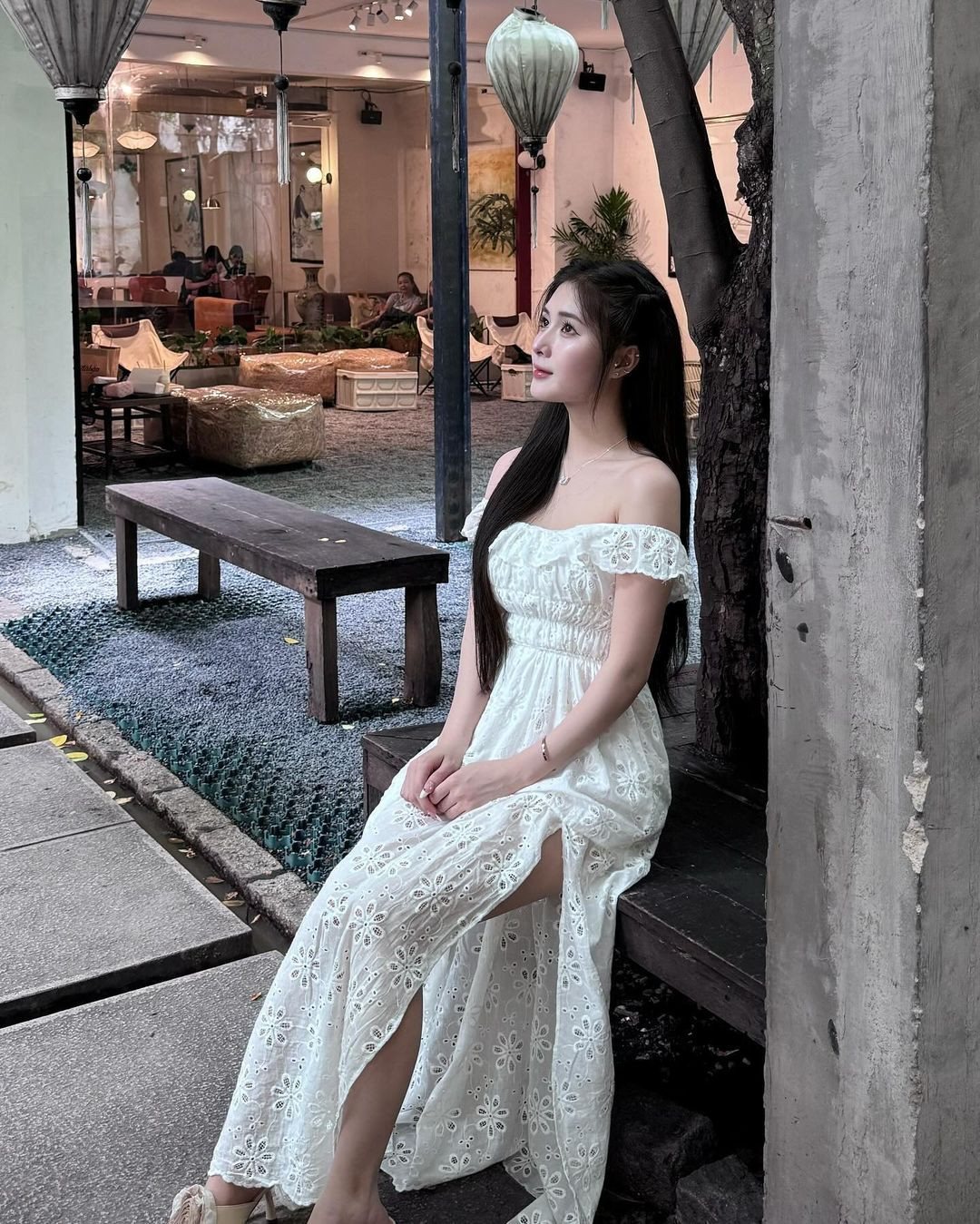 Lựa chọn lối trang điểm tone hồng nhẹ nhàng, cùng với phong cách làm tóc đơn giản, Quỳnh Alee hiện lên với vẻ đẹp ngọt ngào, dịu dàng.