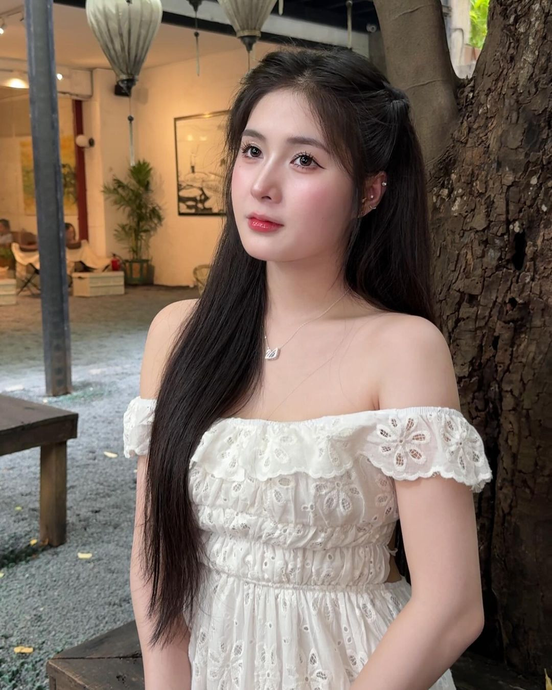 Cô nàng lựa chọn thiết kế váy ren trắng, khoe trọn bờ vai trần mỏng manh.