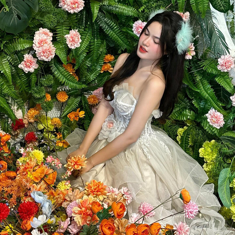 Ở thời điểm hiện tại, cô nàng cho biết vẫn còn độc thân và trên con đường tìm một người bạn đời phù hợp.