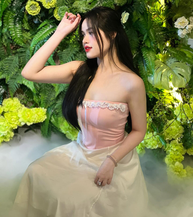 Bước ra khỏi chương trình, Ngọc Lan từng gặp phải khá nhiều bình luận tiêu cực. Nhiều người khen họ xứng đôi, vừa lứa nhưng một số người lại có bình luận tiêu cực, cho rằng Ngọc Lan ham tiền nên mới bấm nút đồng ý hẹn hò.