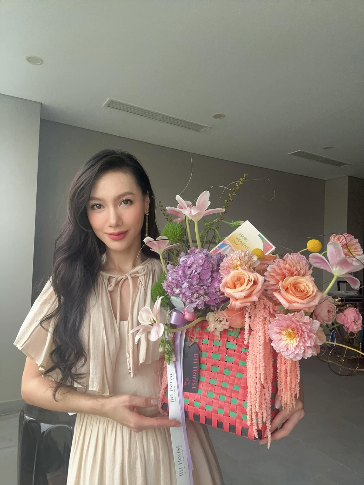 Không chỉ ấn tượng bởi gương mặt V-line, nữ MC còn khiến chị em mê mẩn vì gu thời trang sang chảnh.