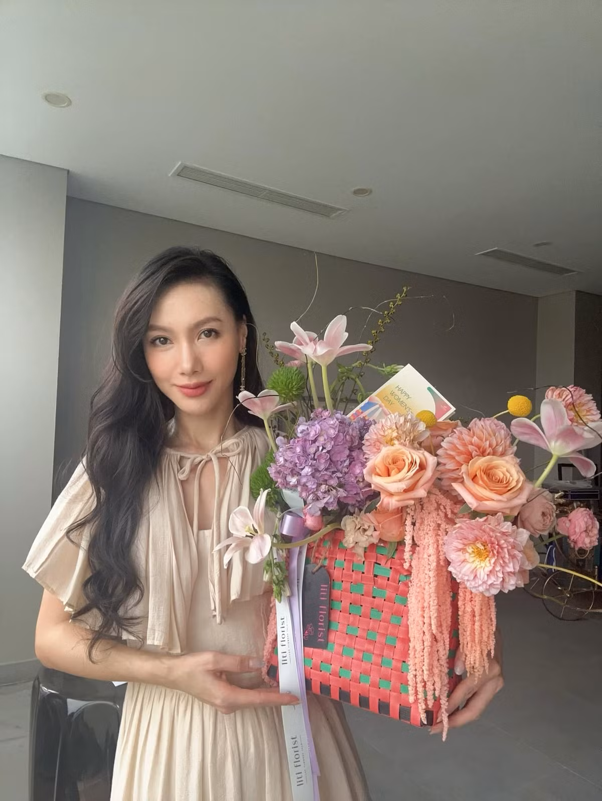 Không chỉ ấn tượng bởi gương mặt V-line, nữ MC còn khiến chị em mê mẩn vì gu thời trang sang chảnh.