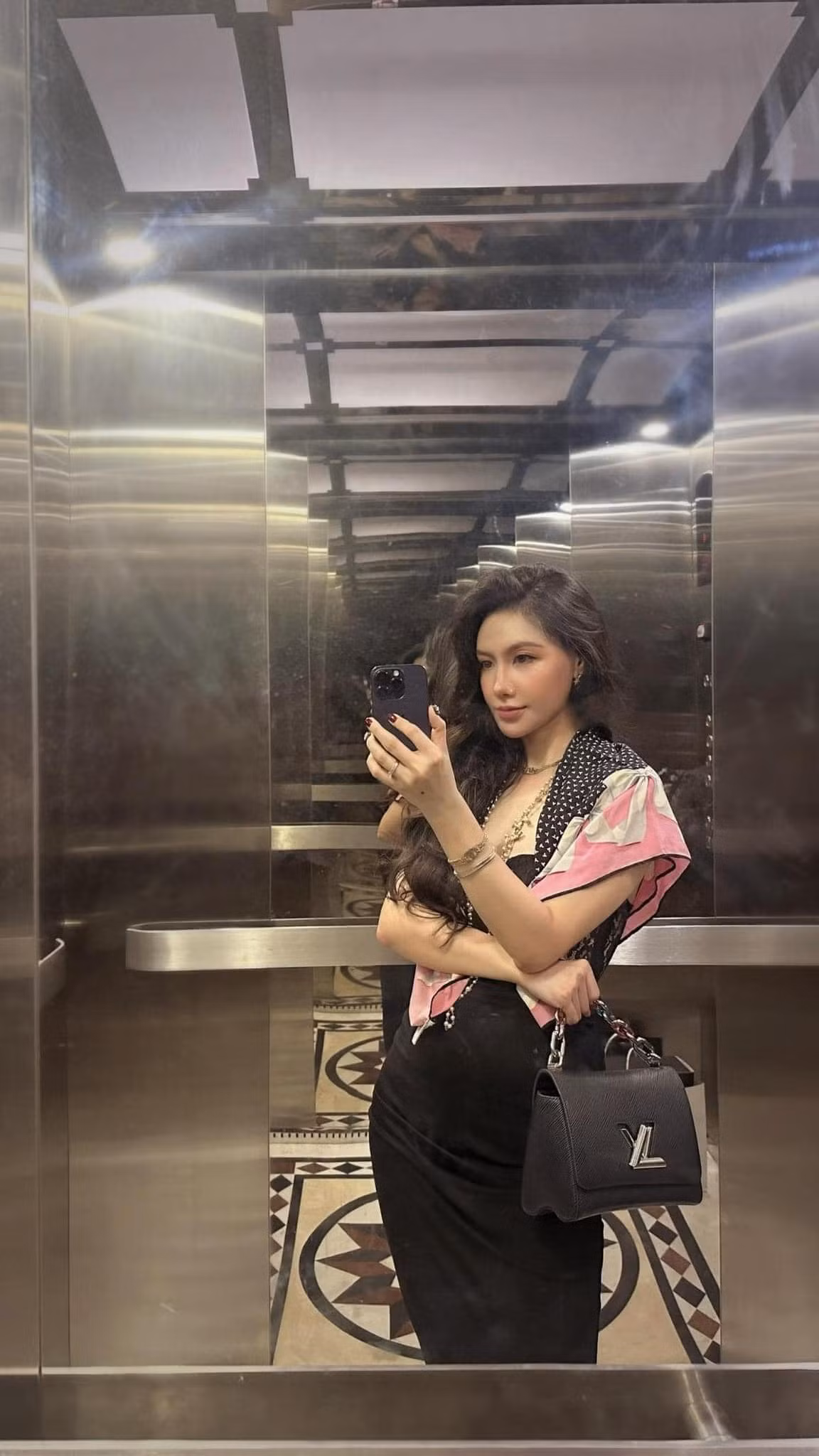 Người đẹp được khen "có thần thái ngút ngàn" trong những bức hình selfie.