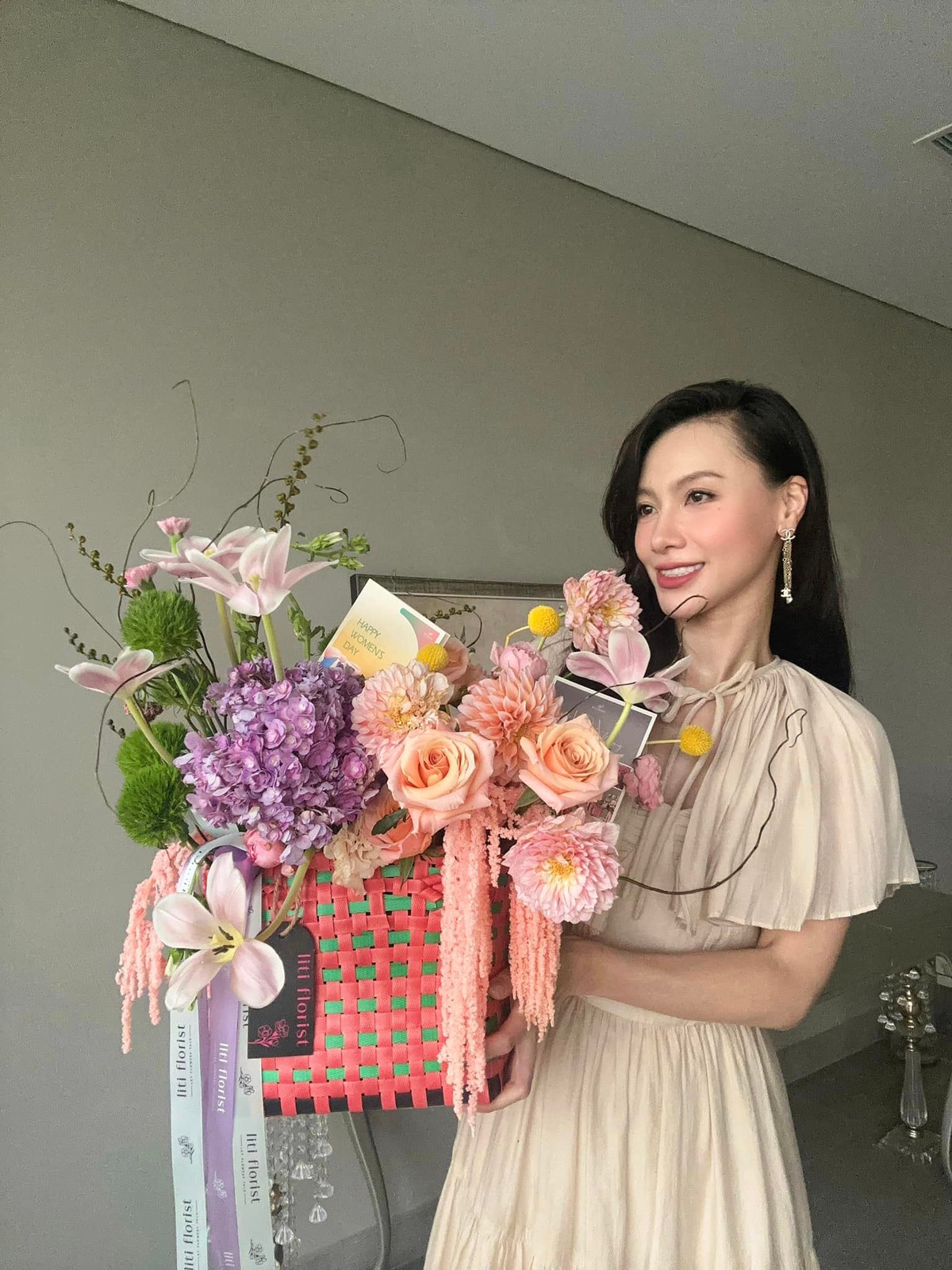 Mới đây, cô vui vẻ đón tuổi 37 và tự chúc: “Chúc bản thân nhiều nghị lực để luôn là chỗ dựa của các chị em, và là niềm tự hào của bố mẹ”.