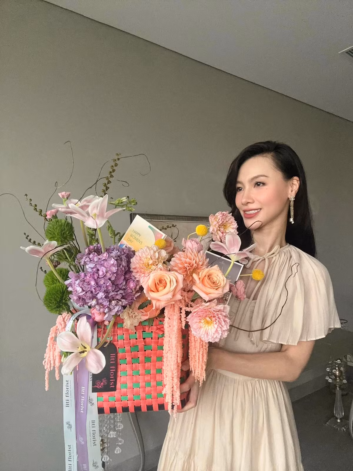 Mới đây, cô vui vẻ đón tuổi 37 và tự chúc: “Chúc bản thân nhiều nghị lực để luôn là chỗ dựa của các chị em, và là niềm tự hào của bố mẹ”.