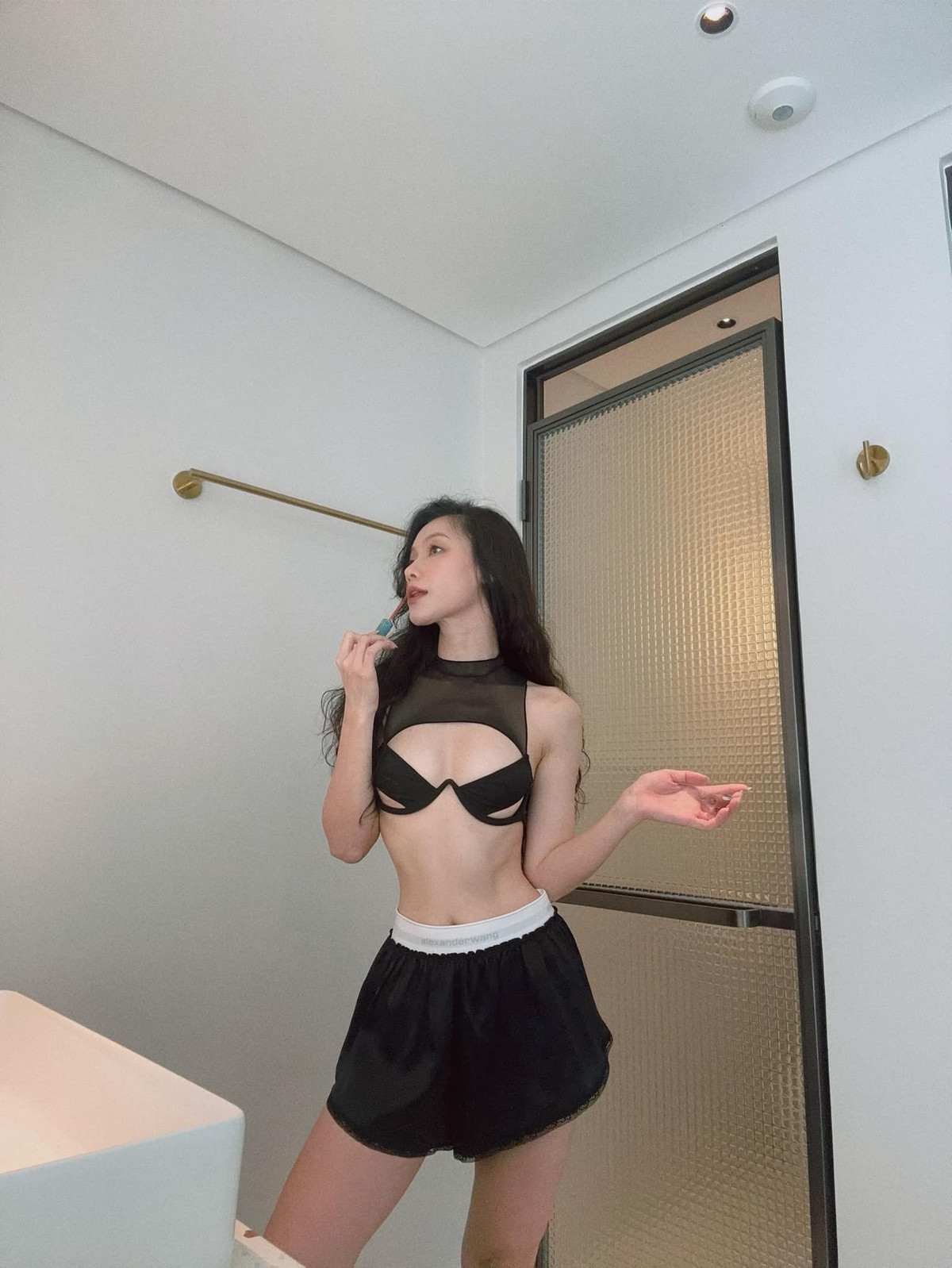 Được khen ngợi là một trong những MC xinh đẹp, quyến rũ với vóc dáng đồng hồ cát, nữ MC từng cho biết cô chưa bao giờ đụng dao kéo để có vẻ đẹp hiện tại.