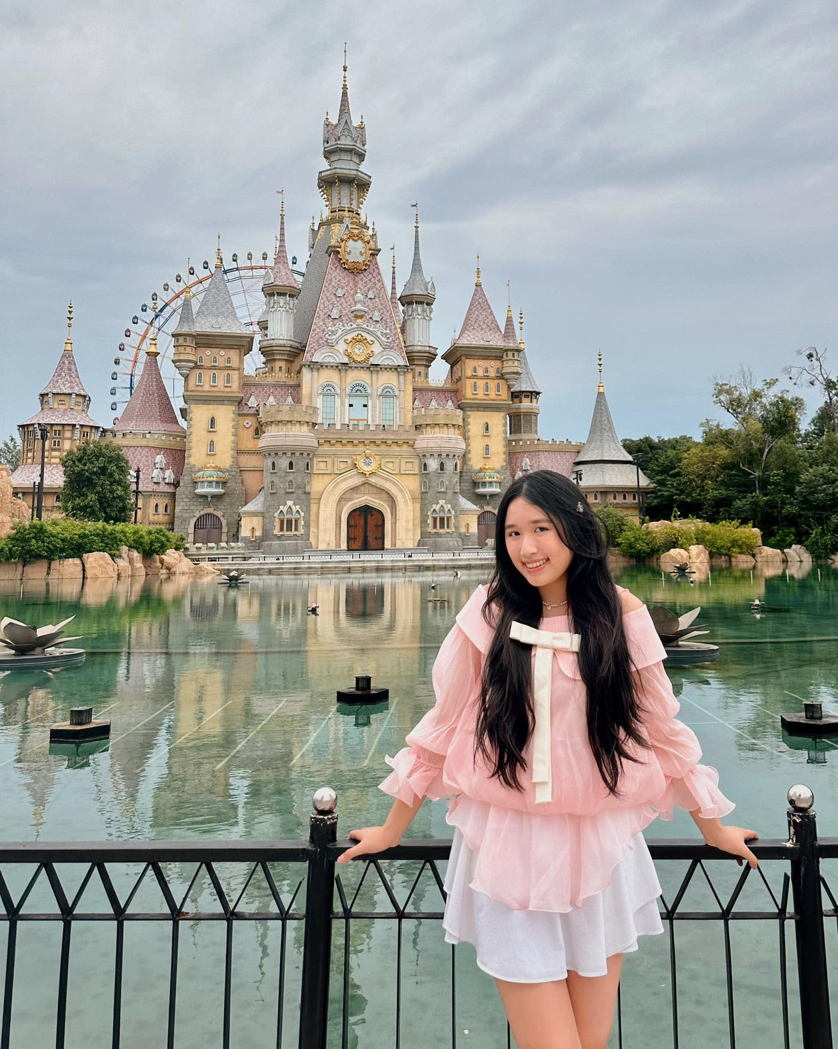 Cô nàng cũng có thành tích học tập đáng nể: trúng tuyển thẳng vào Đại học Stanford (Mỹ) - ngôi trường xếp thứ 3 trong danh sách các trường đại học tốt nhất toàn cầu năm học 2022 - 2023 theo US News &amp; World Report (Báo cáo Tin tức Hoa Kỳ &amp; Thế giới).