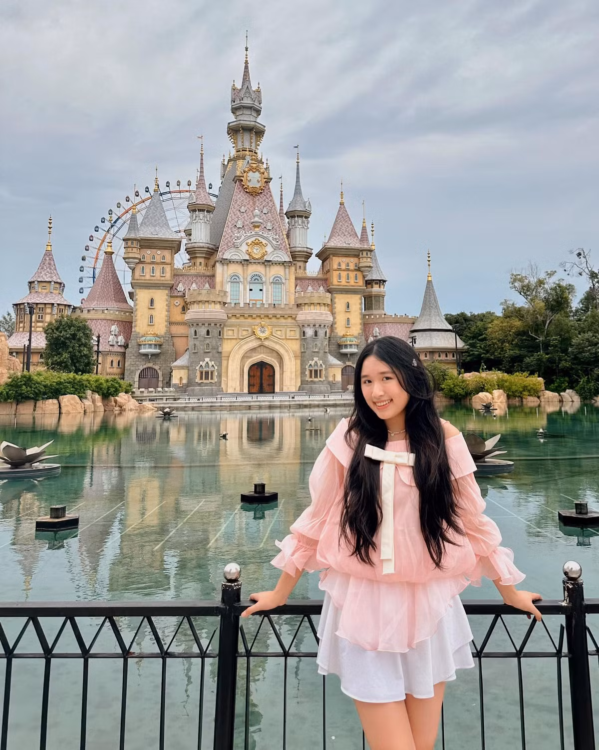 Cô nàng cũng có thành tích học tập đáng nể: trúng tuyển thẳng vào Đại học Stanford (Mỹ) - ngôi trường xếp thứ 3 trong danh sách các trường đại học tốt nhất toàn cầu năm học 2022 - 2023 theo US News &amp; World Report (Báo cáo Tin tức Hoa Kỳ &amp; Thế giới).