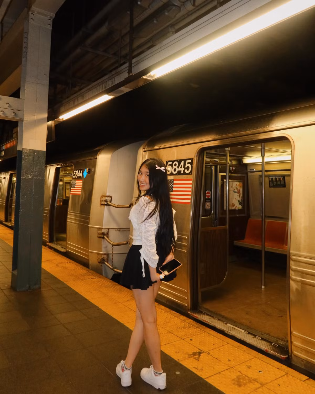 Chính vậy, việc nhiều người cho rằng bạn trai chính là người đứng sau những bức ảnh của cô nàng là điều dễ hiểu.