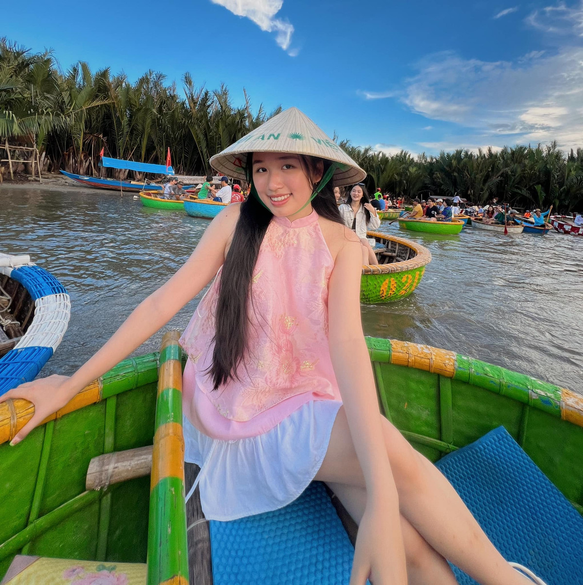 Cô lần lượt đạt được những cột mốc "không tưởng" ở độ tuổi 18: Là YouTuber trẻ tuổi đạt hơn 3,5 triệu người theo dõi trên YouTube và "cán mốc" 1 tỷ views vào tháng 7/2023.