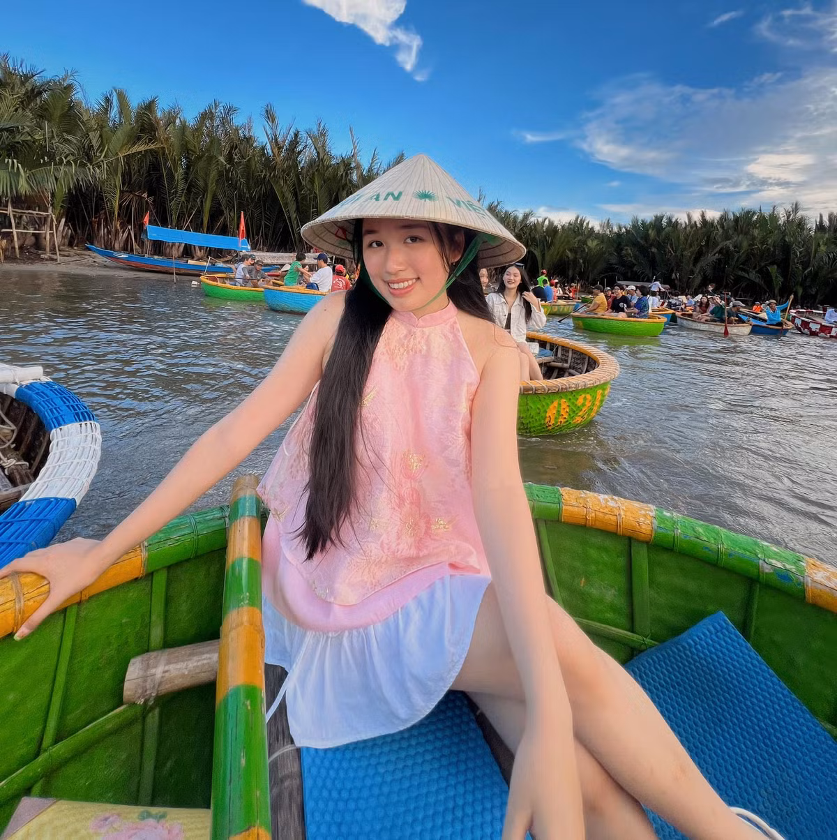 Cô lần lượt đạt được những cột mốc "không tưởng" ở độ tuổi 18: Là YouTuber trẻ tuổi đạt hơn 3,5 triệu người theo dõi trên YouTube và "cán mốc" 1 tỷ views vào tháng 7/2023.