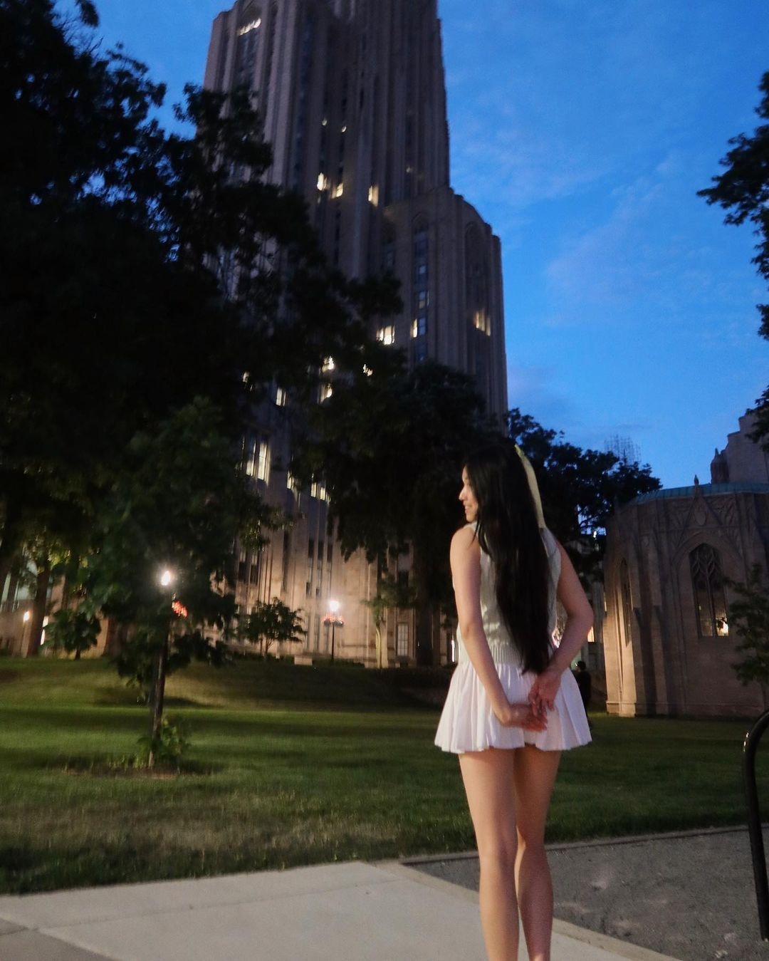 Tuy nhiên trong loạt ảnh này, Jenny Huỳnh có cách tạo dáng hơi gượng, góc chụp ảnh cũng "khá dìm". Fan của cô nàng ngày lập tức đã bày tỏ cảm xúc với loạt ảnh này của Jenny: "Ai chụp cho bả mà dìm quá trời vậy", "góc chụp kì quá", "ý là bả vẫn xinh nhưng chọn góc chụp hơi 3 chấm nhé.