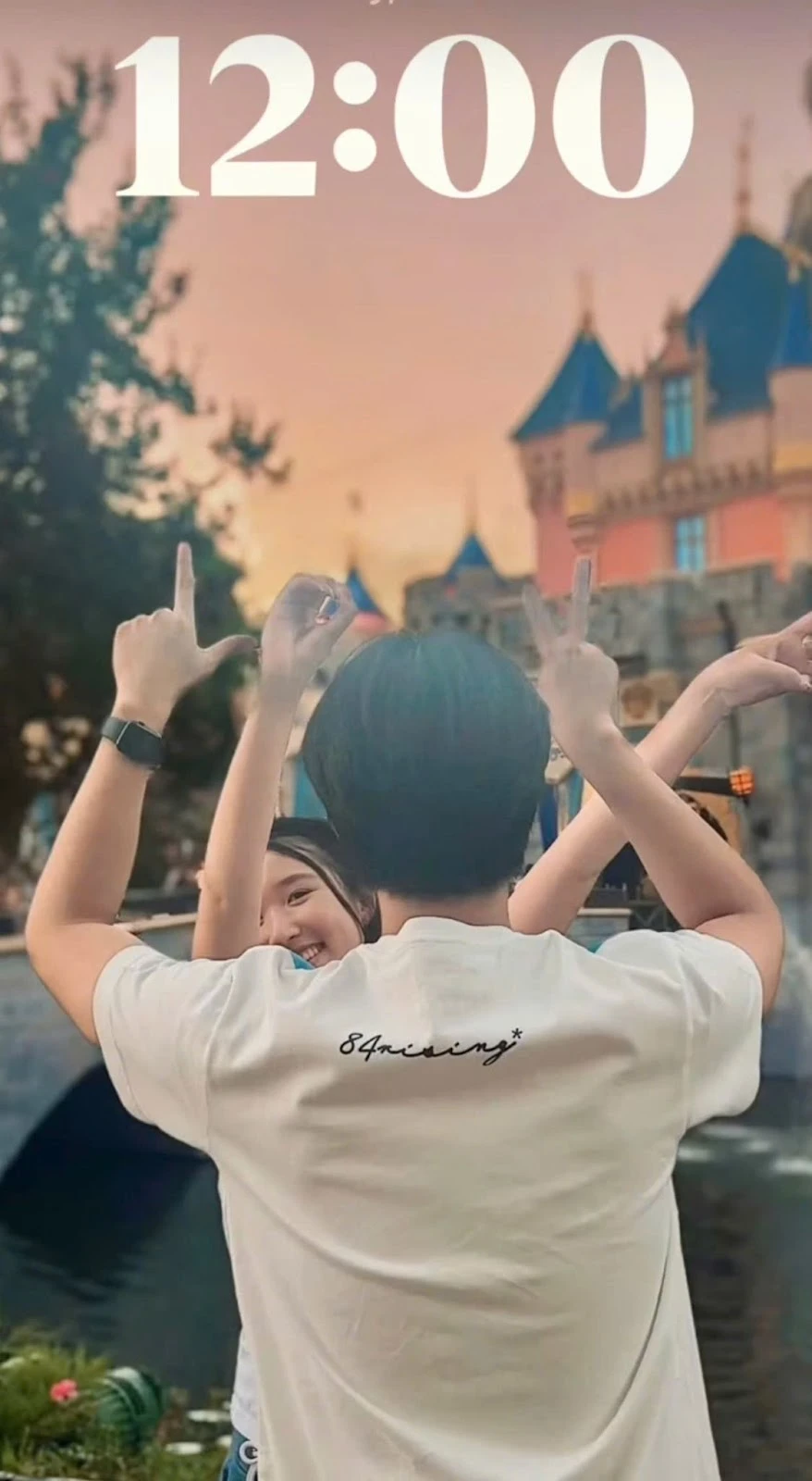 Cách đây ít lâu, Jenny Huỳnh bất ngờ đăng tải clip với một chàng trai giấu mặt, kèm caption: “Quá là sến”. Đáng chú ý, cả hai cùng giơ tay, tạo động tác ghép thành hình chữ: “Love” (tạm dịch: yêu). Đông đảo người hâm mộ cho rằng đây là clip thông báo cô đã có người yêu.