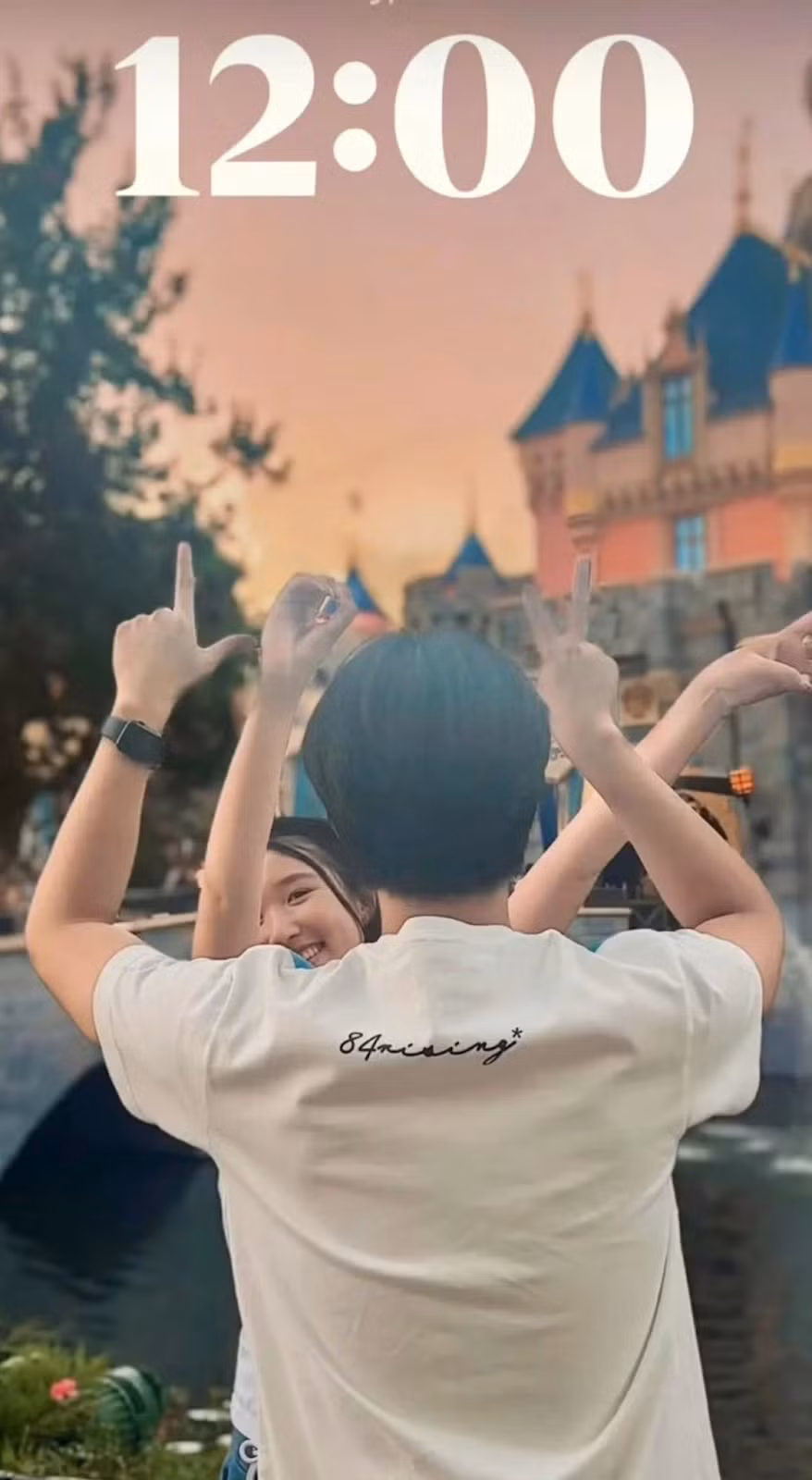 Cách đây ít lâu, Jenny Huỳnh bất ngờ đăng tải clip với một chàng trai giấu mặt, kèm caption: “Quá là sến”. Đáng chú ý, cả hai cùng giơ tay, tạo động tác ghép thành hình chữ: “Love” (tạm dịch: yêu). Đông đảo người hâm mộ cho rằng đây là clip thông báo cô đã có người yêu.