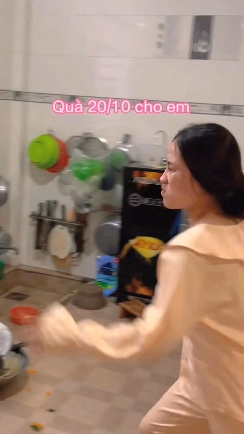 Nhiều người bày tỏ cảm xúc với màn tặng quà "bất ổn" này từ ông chồng: "Đúng là đang yên đang lành lại thích gây sự đây mà, nhưng mà đáng yêu nha", "chứ còn mong đợi gì hơn nữa, tiền thì các bà giữ hết rồi haha", "anh chồng này đúng là gan dạ quá mà". (Ảnh: Tiktok)