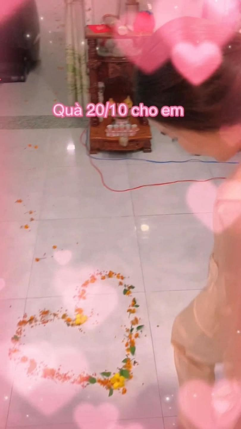 Ở trên sàn nhà, anh chàng rải những cánh hoa hình trái tim đầy lãng mạn.