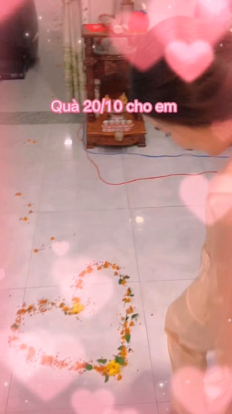 Ở trên sàn nhà, anh chàng rải những cánh hoa hình trái tim đầy lãng mạn.