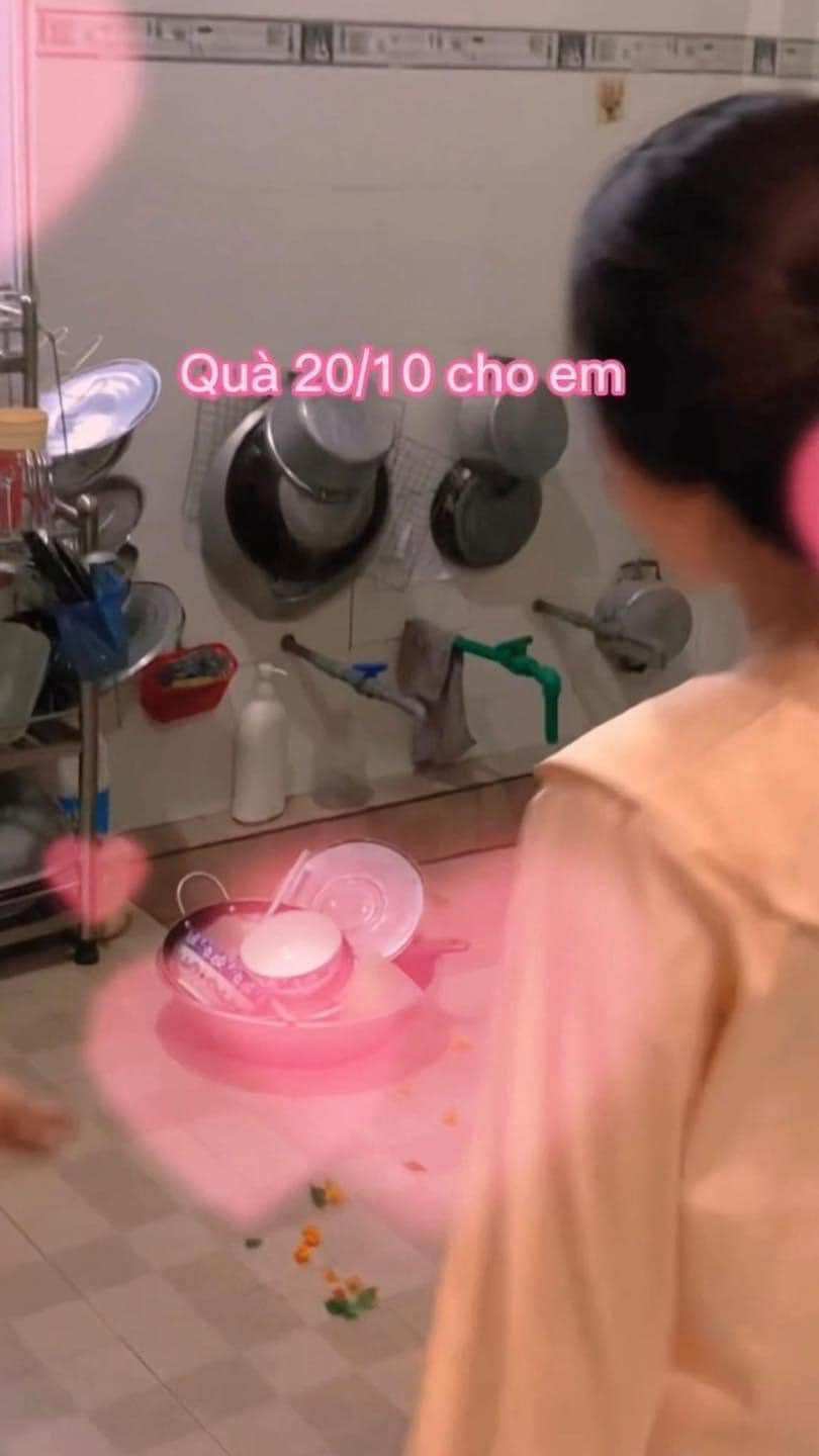 Thế nhưng món quà bất ngờ lại là...một chậu bát chưa rửa.