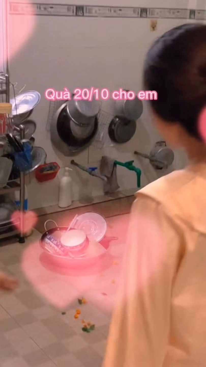 Thế nhưng món quà bất ngờ lại là...một chậu bát chưa rửa.