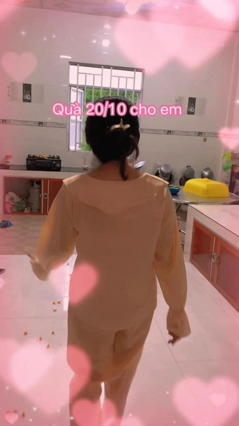 Con đường cánh hoa dẫn đến khu vực bếp, nhiều người đã ngay lập tức đoán liệu đây có phải là món đồ nào liên quan đến đồ làm bếp hay không, hoặc là những món ăn được tự tay anh chồng làm cho vợ.