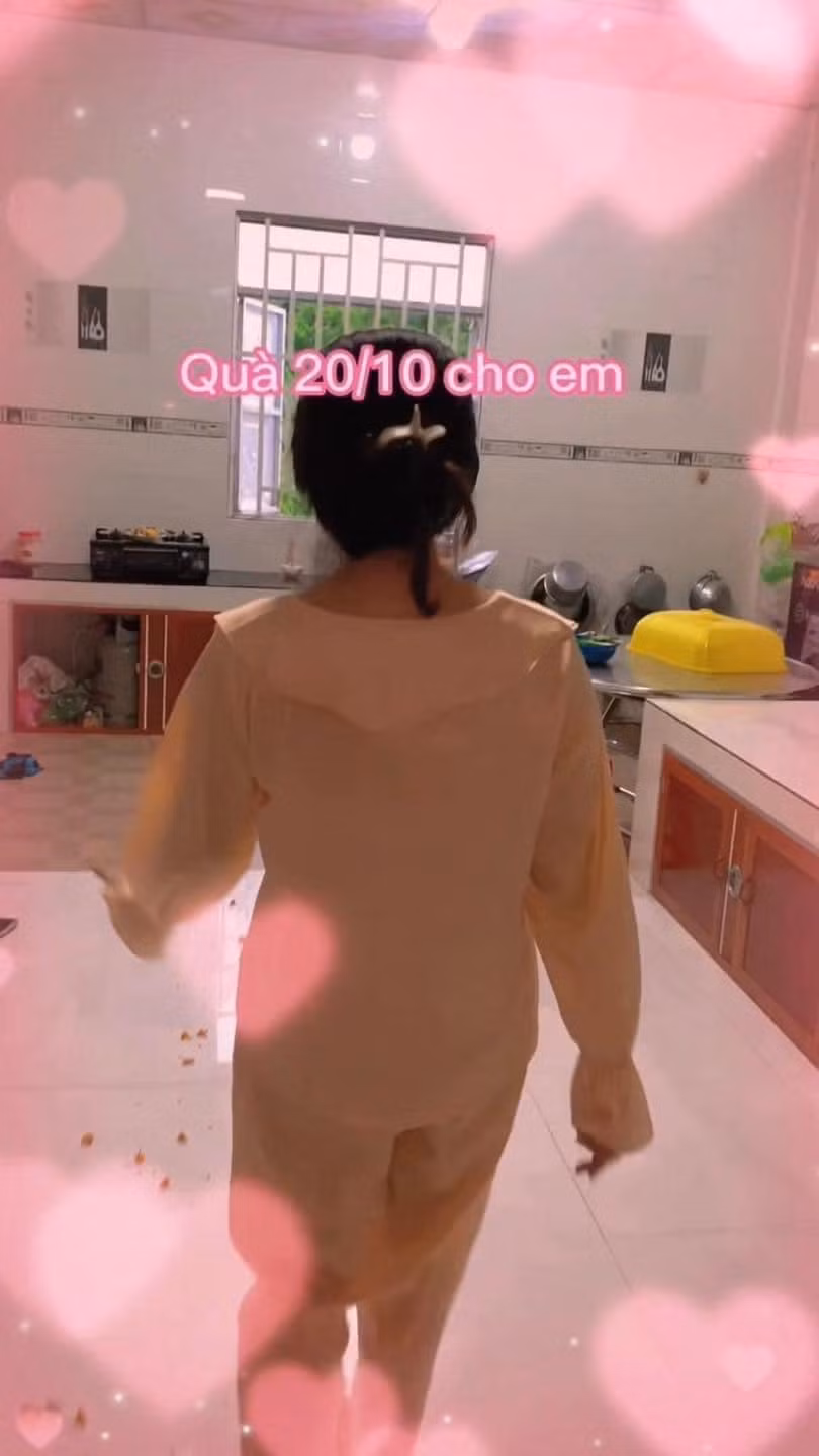 Con đường cánh hoa dẫn đến khu vực bếp, nhiều người đã ngay lập tức đoán liệu đây có phải là món đồ nào liên quan đến đồ làm bếp hay không, hoặc là những món ăn được tự tay anh chồng làm cho vợ.