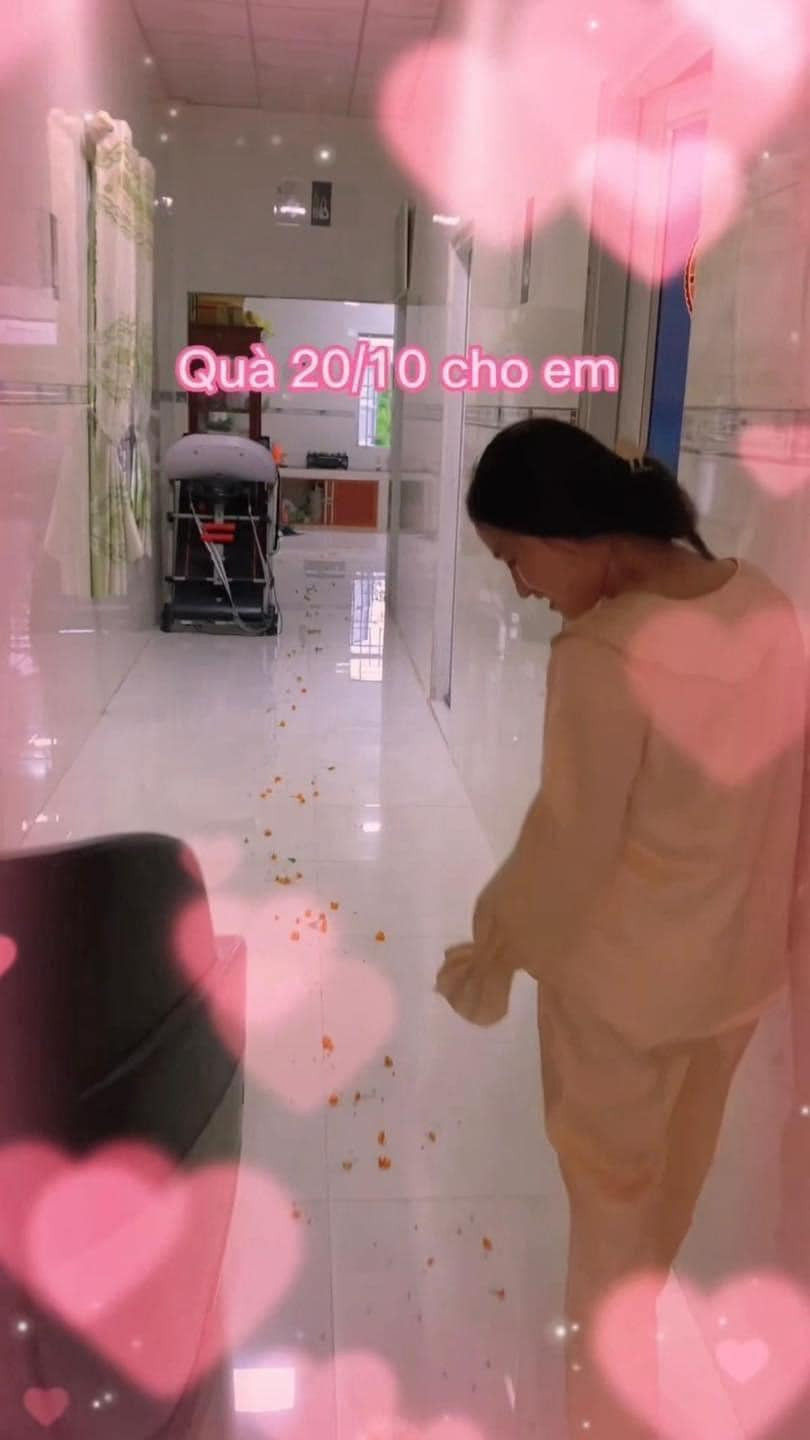 Anh chồng còn tỉ mỉ tạo con đường cánh hoa để dẫn tới món quà bí mật.