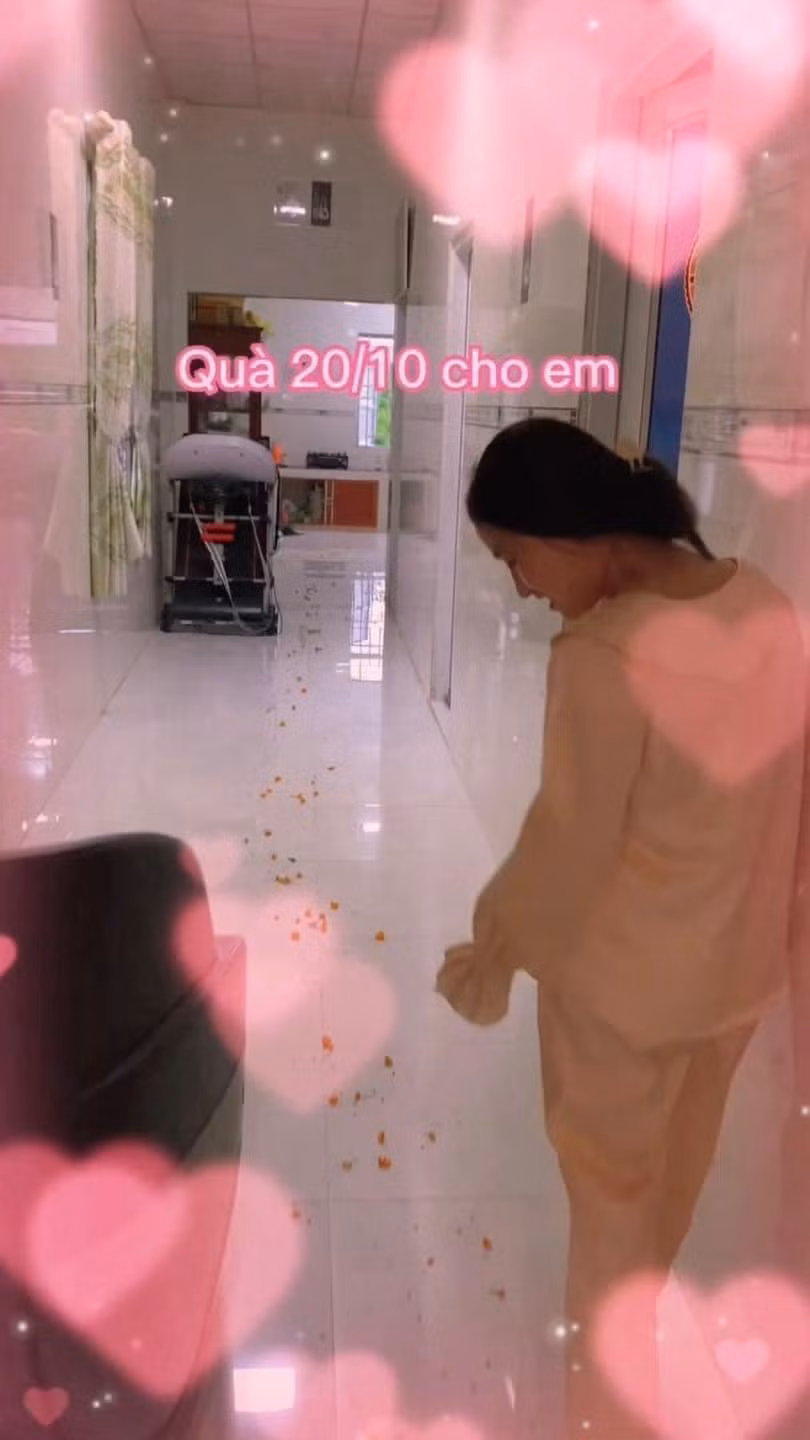 Anh chồng còn tỉ mỉ tạo con đường cánh hoa để dẫn tới món quà bí mật.