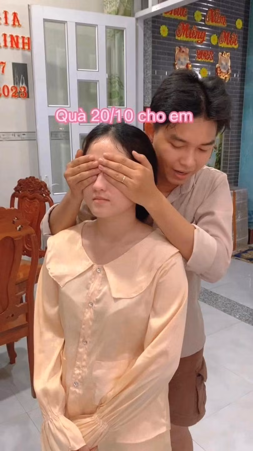 Co vo “noi doa” voi mon qua chong tang 20/10