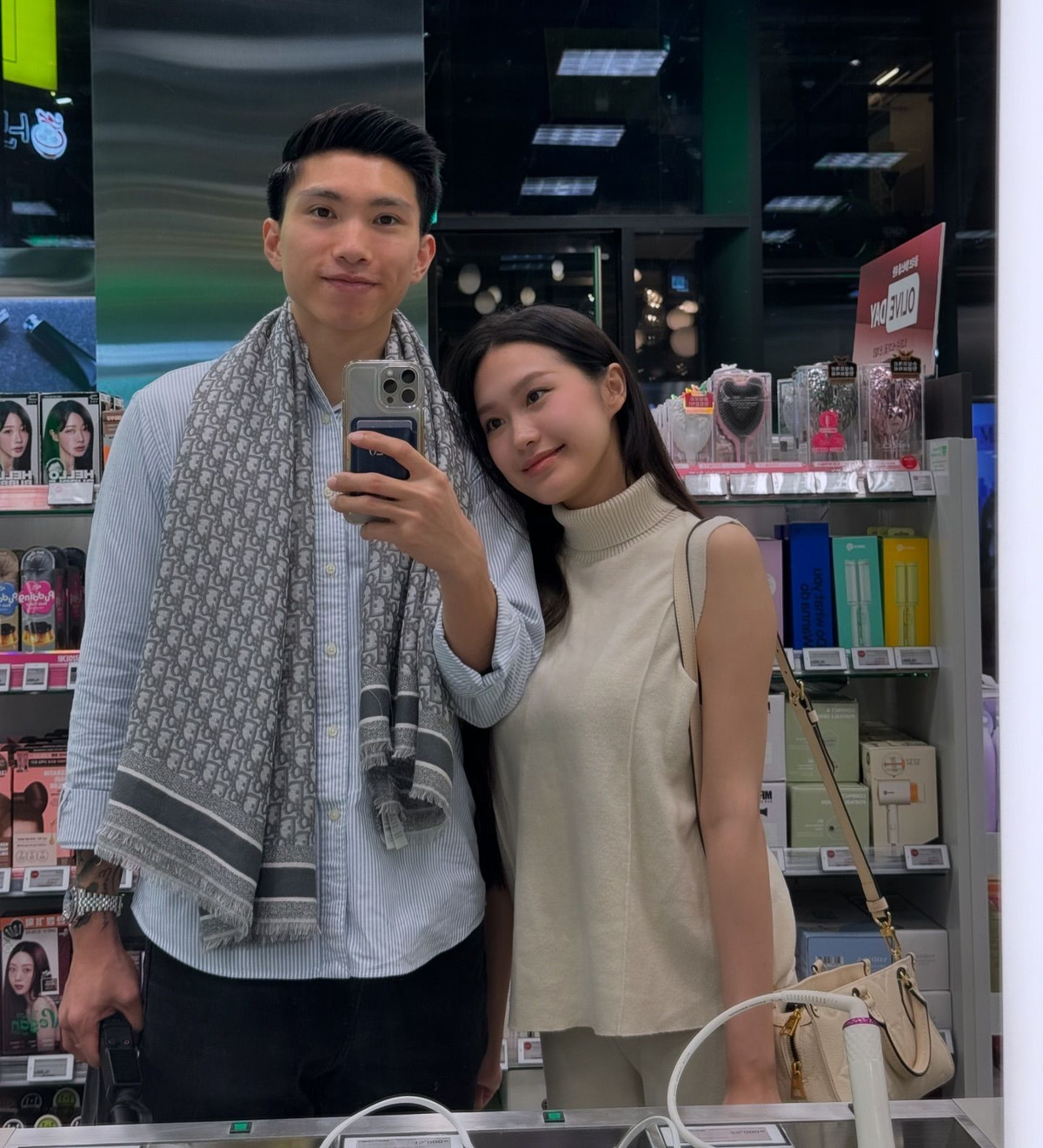 Mới đây Đoàn Văn Hậu vừa đăng tải bức hình check-in của anh cùng vợ trong lúc đi mua sắm trước gương của một cửa hàng. Ngay lập tức, Doãn Hải My đã bình luận phía dưới bức ảnh: "Sau anh để tôi sửa ảnh đã hẵng đăng nhé" - dòng bình luận "dằn mặt" đáng yêu này của bà xã khiến Đoàn Văn Hậu chỉ biết cười trừ, còn người theo dõi thì được phen thích thú.