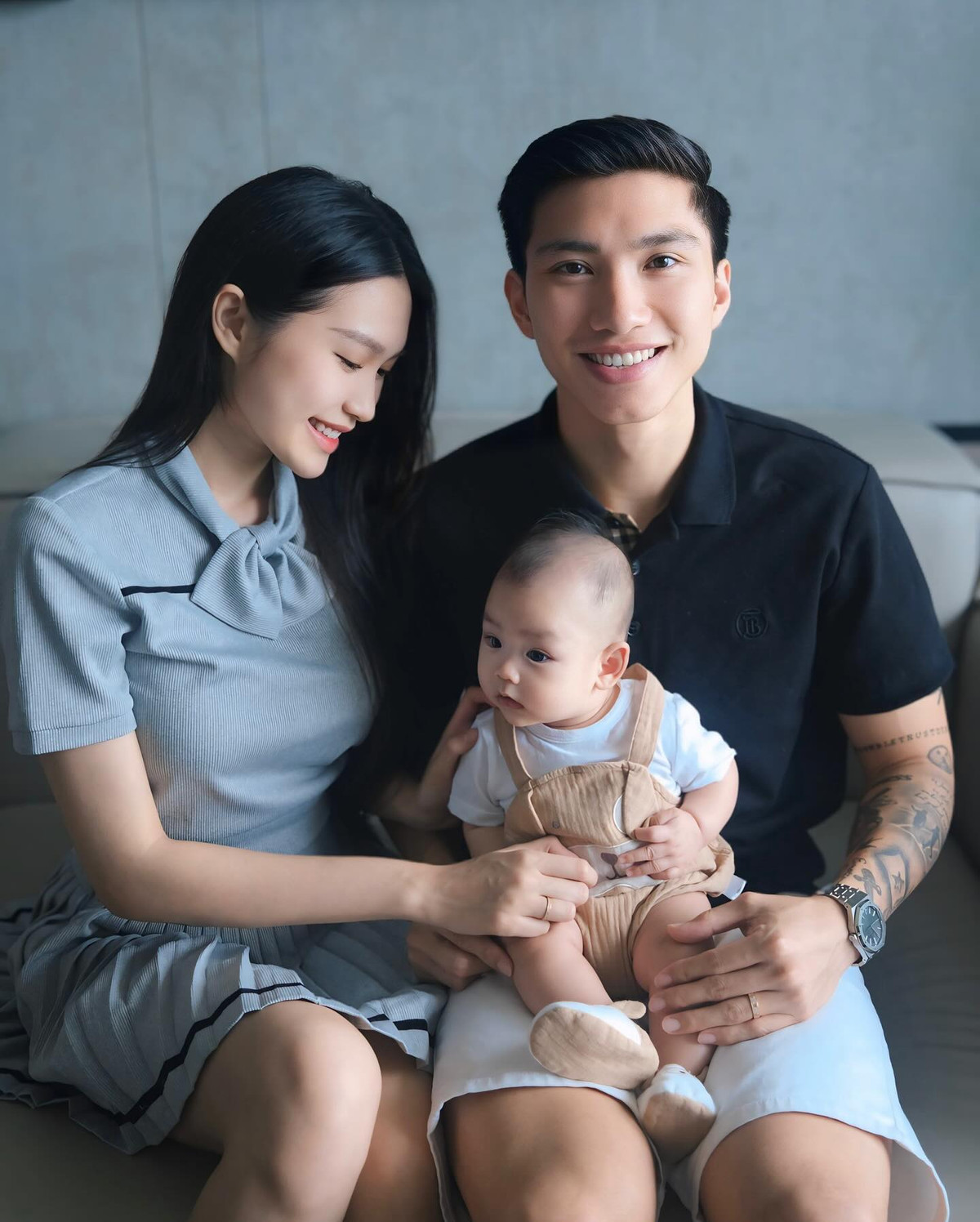 Cả 2 thường xuyên đăng tải những khoảnh khắc hạnh phúc của gia đình nhỏ lên trang cá nhân.