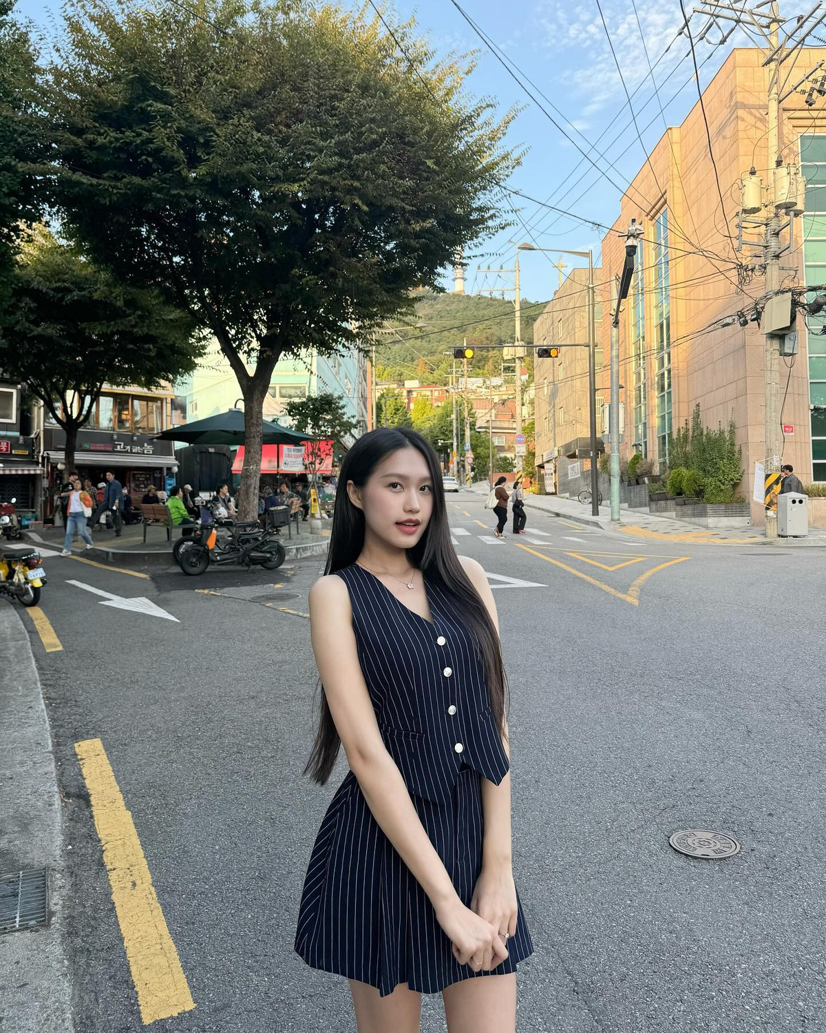 Đoàn Văn Hậu và Doãn Hải My là cặp đôi hot nhất nhì làng bóng đá Việt. Chàng là cầu thủ đình đám ĐT Việt Nam với diện mạo điển trai, vóc dáng to cao. Còn nàng là tiểu thư Hà thành, từng lọt Top 10 Hoa hậu Việt Nam 2020, tốt nghiệp Đại học Luật và còn có nhiều tài lẻ.