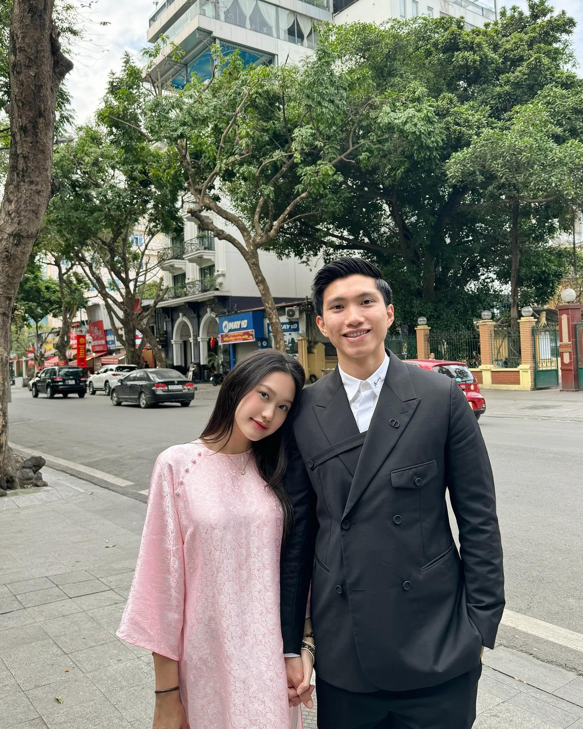 Đoàn Văn Hậu và Doãn Hải My đang có chuyến đi đến Hàn Quốc nhằm mục đich chữa trị những chấn thương của nam cầu thủ. Sau một năm dính chấn thương cầu thủ sinh năm 1999 vẫn chưa có dấu hiệu có thể thi đấu trở lại.