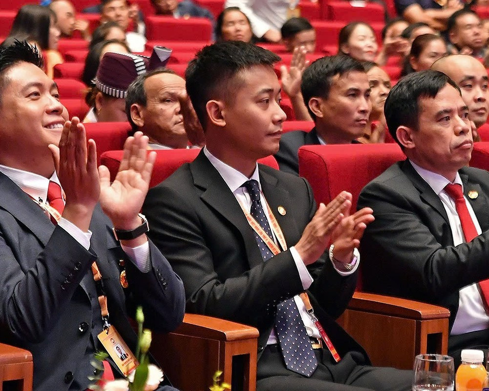 Dù đạt được nhiều thành quả, Quang Linh vẫn nỗ lực không ngừng trong việc hỗ trợ cộng đồng cũng như phát triển công việc cá nhân, tạo công ăn việc làm cho nhiều người. (Ảnh: FBNV)