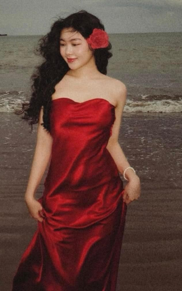 Trong bộ ảnh mới này, cô con gái lớn của Quyền Linh dường như đã thoát mác nàng thơ ngọt ngào thay vào đó là một hình ảnh trưởng thành hơn, quyến rũ hơn.